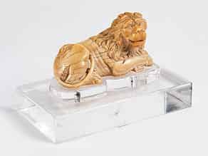 Detail images:  Elfenbeinschnitzfigur eines liegenden Löwen