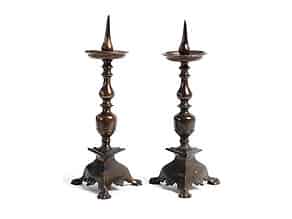 Detailabbildung:  Paar kleine Kerzenleuchter in Bronze