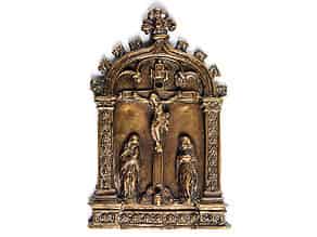 Detailabbildung:  Reliefplatte mit Darstellung: Christus am Kreuz und den Assistenzfiguren Maria und Johannes