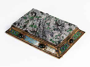 Detailabbildung:  Seltene, museale Sockelplatte mit Smaragden auf vergoldeter Bronzerahmung mit Limoges-Email und Halbedelsteinplatte