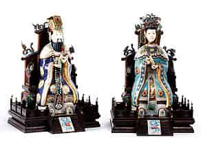 Detailabbildung:  Dekoratives Herrscherpaar auf Holzthronen