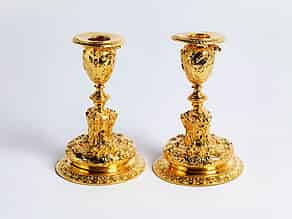 Detailabbildung:  Paar silberne, vergoldete Kerzenstöcke im Louis XVI-Stil