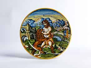 Detailabbildung:  Majolika-Teller mit Darstellung des mit dem Löwen kämpfenden Herkules