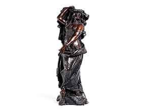 Detailabbildung:  Bronzefiguren einer orientalisch gekleideten Frau (Odaliske)