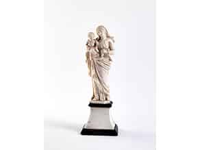 Detailabbildung:  Elfenbein-Statuette einer Madonna mit Kind