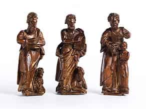 Detailabbildung:  Drei Schnitzfiguren der Evangelisten Lukas, Markus und Matthäus