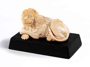 Detail images:  Elfenbeinschnitzfigur eines liegenden Löwen