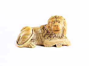 Detailabbildung:  Elfenbeinschnitzfigur eines liegenden Löwen