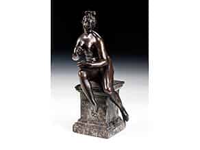Detail images:  Bronzefigur einer sitzenden Venus