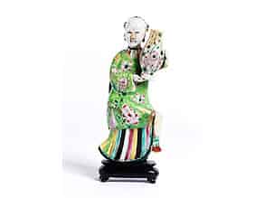 Detailabbildung:  Chinesische Porzellanfigur einer eine Vase haltenden Frau