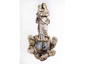 Detailabbildung:  Schnitzfigur einer Maria Immaculata mit Kind über Halbmond, Schlange und Kugel