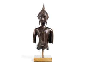 Detailabbildung:  Bronzetorso einer Buddha-Figur
