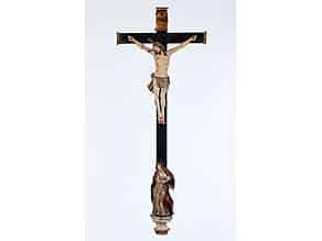 Detailabbildung:  Kreuz Christi mit holzgeschnitztem Corpus und einer trauernden Marienfigur am Kreuzfuß