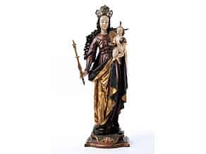 Detailabbildung:  Standfigur einer Madonna mit Kind auf einem Drachen stehend