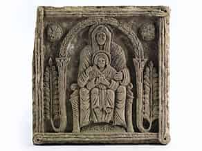 Detailabbildung:  Reliefplatte mit der Darstellung einer thronenden Madonna mit Kind