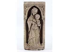 Detailabbildung:  Andachtsbild einer stehenden Madonna mit Kind in Stein