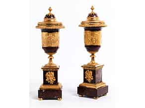 Detail images:  Paar Brûle Parfum-Vasen in feuervergoldeter Bronze und Rouge Griotte-Marmor