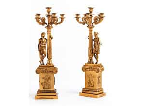Detailabbildung:  Paar elegante, figürlich gestaltete Kaminkandelaber in Bronze und Feuervergoldung