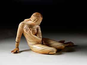 Detail images:  In Elfenbein geschnitzter weiblicher Akt