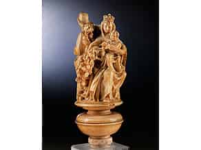 Detailabbildung:  Elfenbein-Figurengruppe einer Maria mit dem Kind und dem Heiligen Jakobus