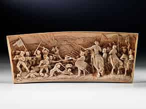 Detailabbildung:  Elfenbein-Bildreliefplatte mit Darstellung einer Kriegsszene des 17. Jahrhunderts mit Reitern, Kanone und Landsknechten