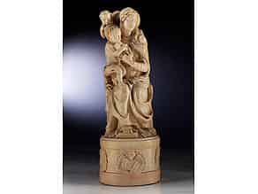 Detailabbildung:  Große Elfenbeinschnitzfigur einer Maria mit dem Kind und einem kleinen Engel zu Häupten des Kindes