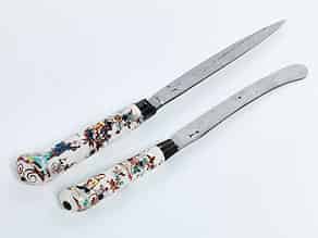 Detailabbildung:  Zwei Messer mit Porzellangriffen und Chinoiserie-Dekor