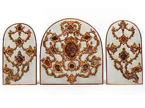 Detail images:  Dreiteiliger Satz einer reich geschnitzten, gefassten und teilvergoldeten Rokoko-Wandvertäfelung