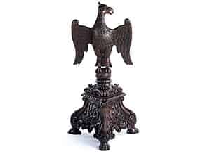Detailabbildung:  Große geschnitzte Adlerfigur auf hohem dreiseitigem Sockel