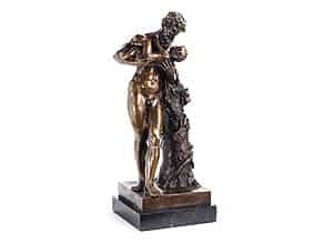 Detailabbildung:  Bronzefigur des Silen mit dem Bacchuskind