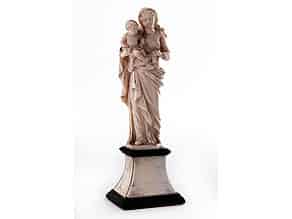 Detail images:  Kleine Madonna mit Kind in Elfenbein geschnitzt