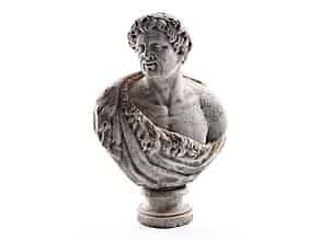 Detailabbildung:  Marmorbüste des jugendlichen Dionysos mit Efeukranz und Chlamys-Umhang eines Schaffelles