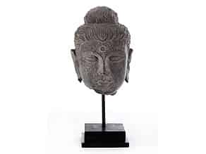 Detailabbildung:  Buddha-Kopf in Stein aus der Gandhara-Zeit
