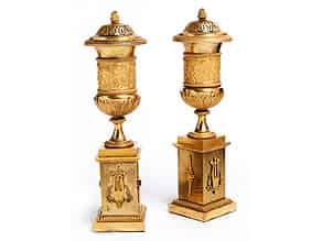 Detailabbildung:  Paar Empire-Brûle Parfum-Vasen in Bronze und Feuervergoldung