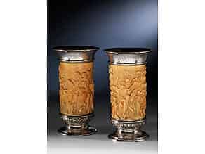 Detailabbildung:  Paar Trinkpokale in Elfenbein und Silber mit seltenen historischen Darstellungen: „Fluchtzug der Hugenotten 