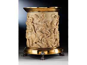 Detailabbildung:  Elfenbein-Humpenwandung mit Reliefszenerie: „Raub der Sabinerinnen 
