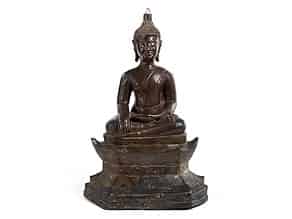 Detailabbildung:  Bronzefigur eines thronenden Buddha