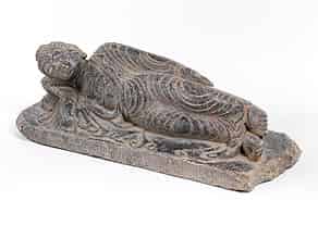 Detailabbildung:  Steinfigur eines schlafenden Buddha