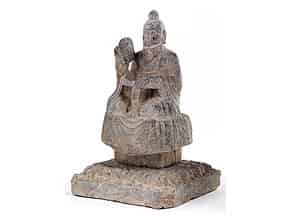 Detailabbildung:  Steinfigur des sitzenden Laotse
