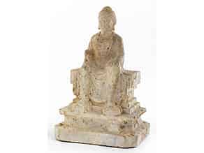 Detailabbildung:  Thronende Buddhafigur