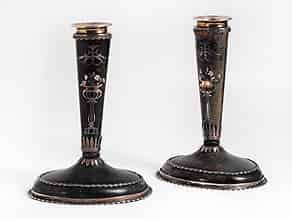 Detailabbildung:  Paar seltene, äußerst fein gearbeitete Kerzenstöcke in Schildpatt und Silber