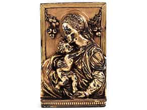 Detailabbildung:  Bronzeplakette mit Darstellung Maria mit dem Kind