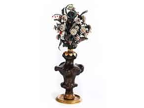 Detailabbildung:  Künstlicher Blumenstrauß aus Muscheln gebildet in einer in Kupfer getriebenen Rokoko-Vase