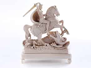 Detailabbildung:  Elfenbein-Schnitzfigur eines den Drachen tötenden Heiligen Georg zu Pferd