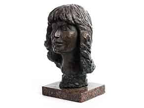 Detailabbildung:  Portraitkopf einer jungen Frau in Bronze