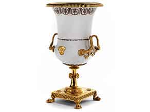 Detail images:  Äußerst seltene Milchglas-Amphorenvase mit vergoldeter Bronzedekoration