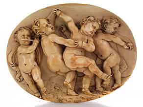 Detailabbildung:  Relief tanzender Putti in Elfenbein geschnitzt