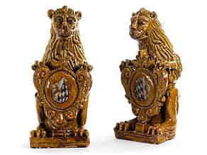 Detailabbildung:  Paar wappentragende Löwen in Hafner-Keramik