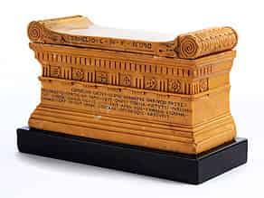 Detailabbildung:  Seltenes Tisch-Denkmal des römischen Sarkophags von Lucius Cornelius Scipio Barbartus, 298 v. Chr. römischer Konsul