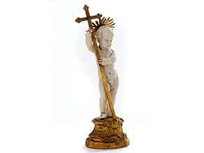 Detailabbildung:  Meisterliche Schnitzfigur in Elfenbein „Jesusknäblein mit Kreuzstab und Gloriole“